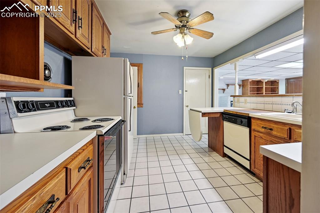 Image 21 of 44: Kitchen