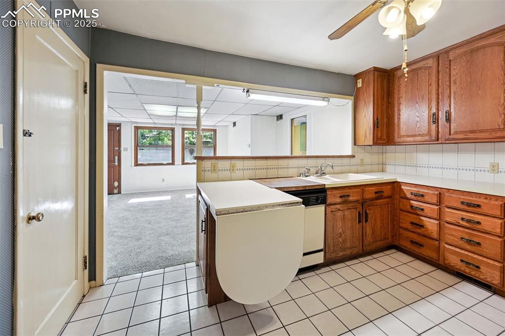 Image 22 of 44: Kitchen