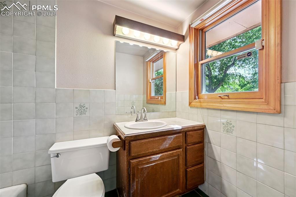 Image 34 of 44: Bathroom