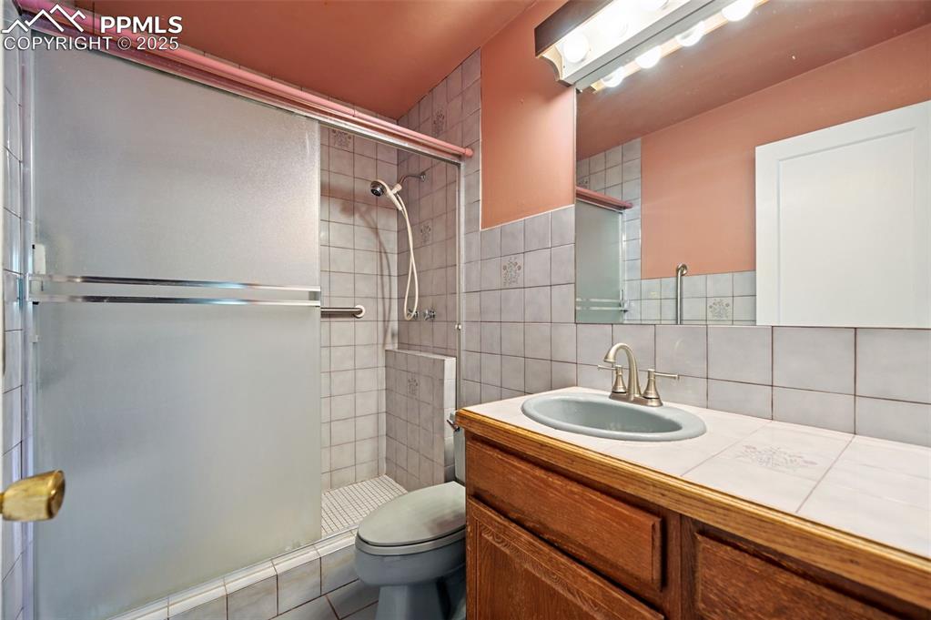 Image 6 of 44: Bathroom
