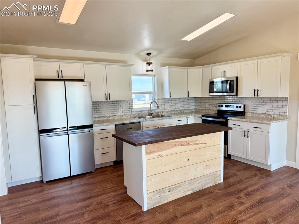 Image 10 of 20: Kitchen