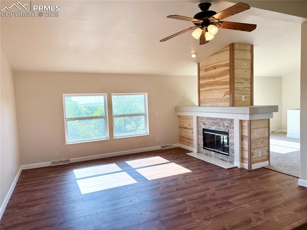 Image 11 of 20: Family Room
