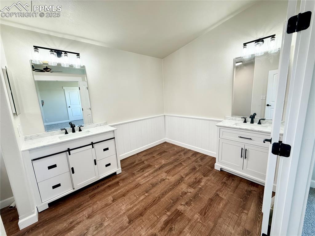 Image 14 of 20: Bathroom