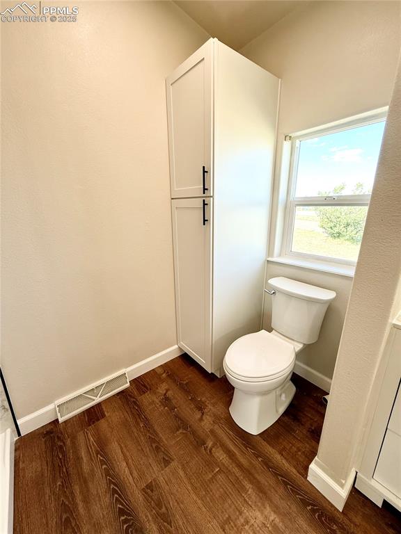 Image 16 of 20: Bathroom