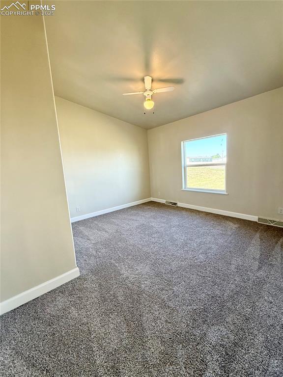 Image 17 of 20: Bedroom