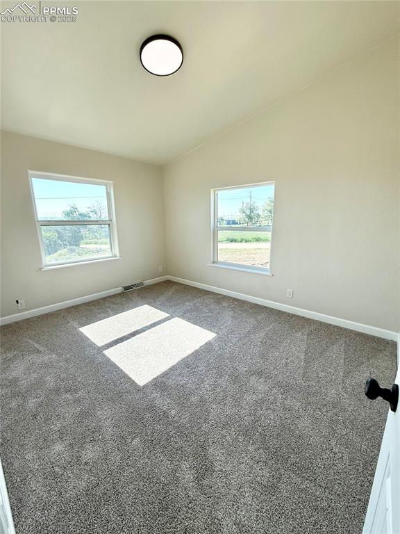 Image 18 of 20: Bedroom