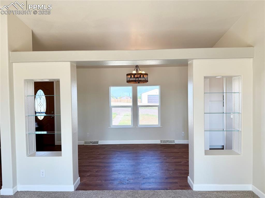Image 8 of 20: Dining Room