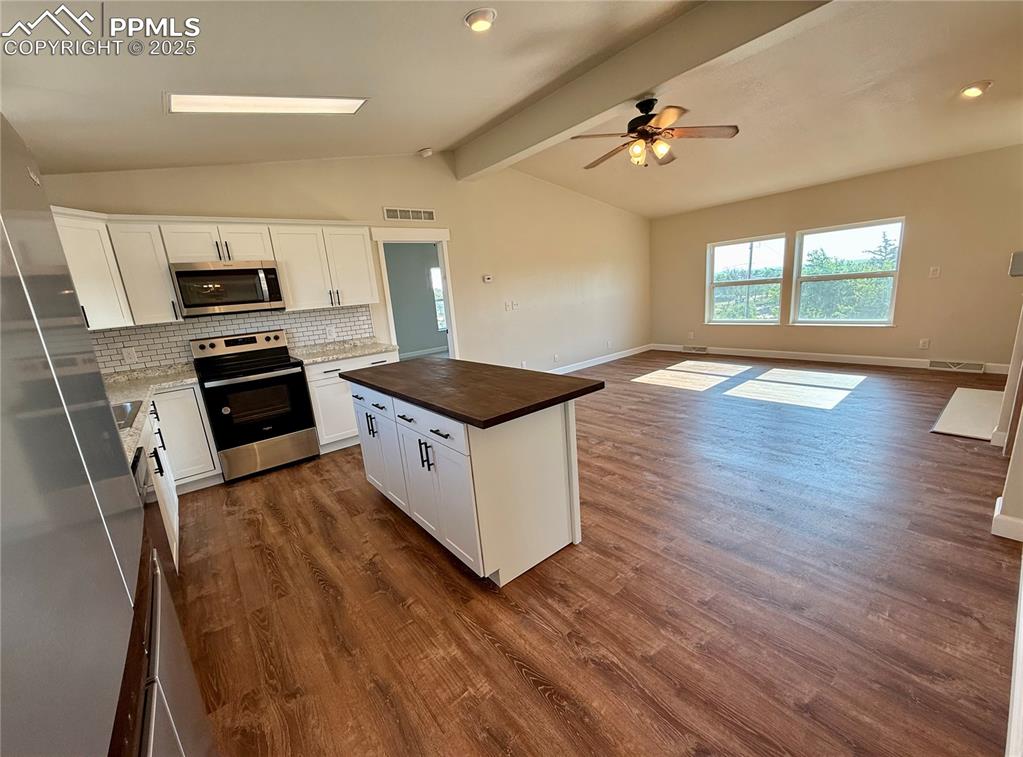 Image 9 of 20: Kitchen