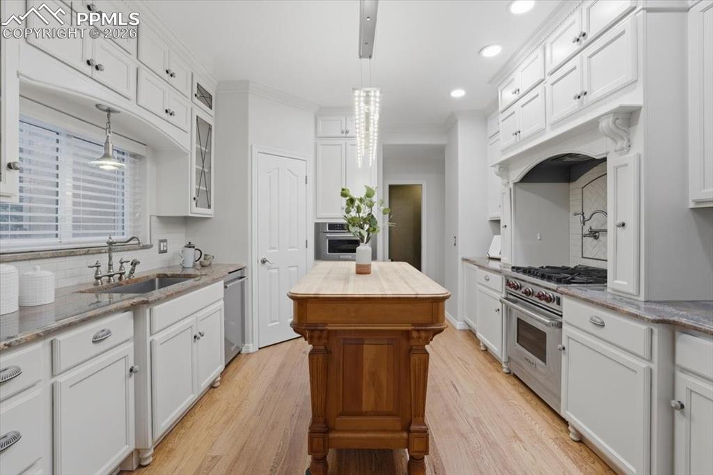 Image 14 of 46: Kitchen