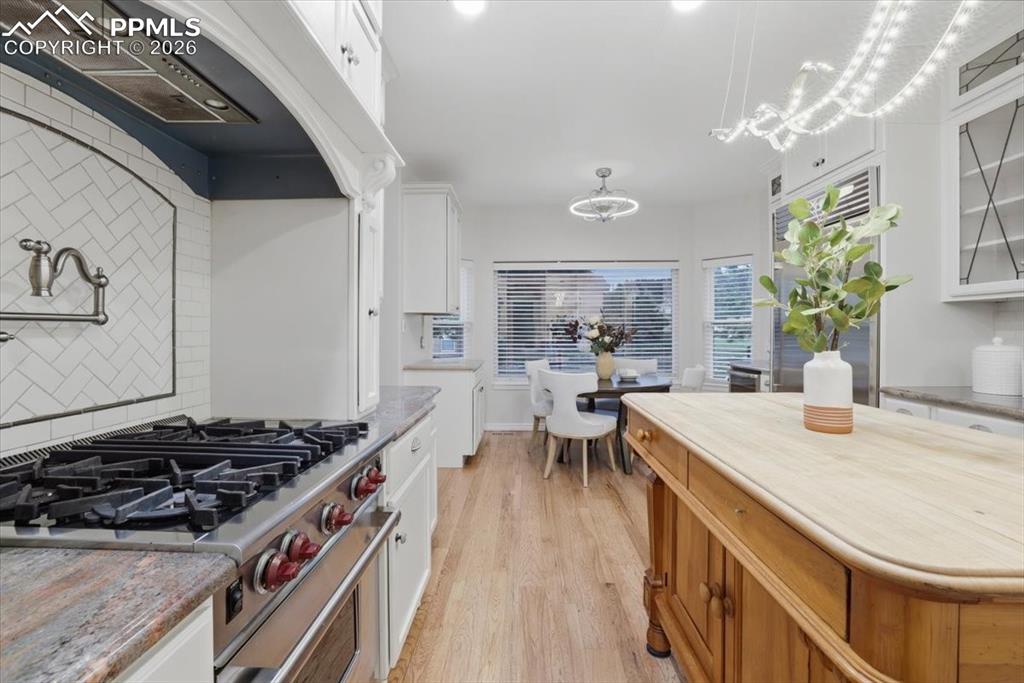 Image 15 of 46: Kitchen