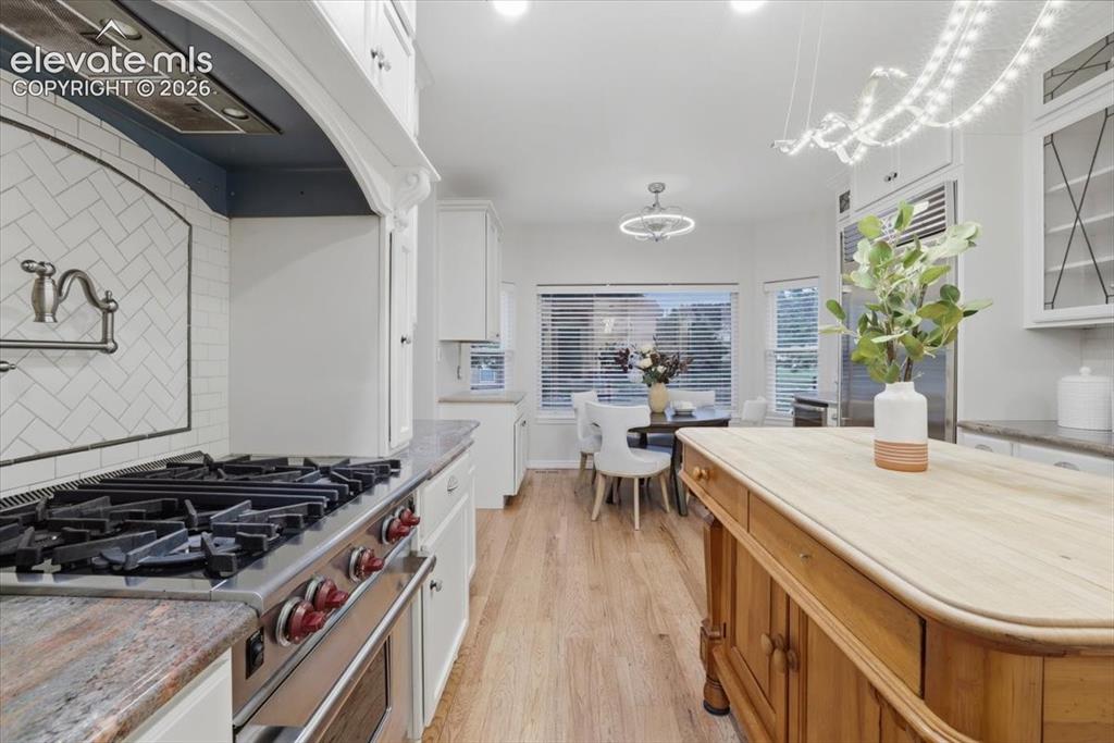 Image 16 of 47: Kitchen