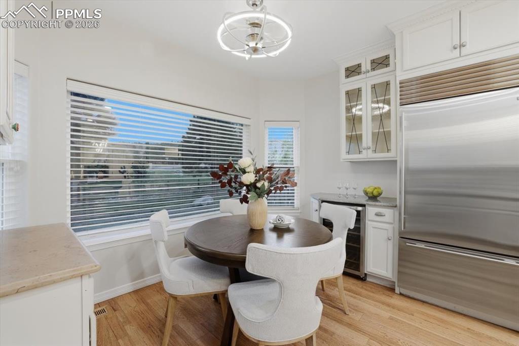 Image 17 of 46: Breakfast Area