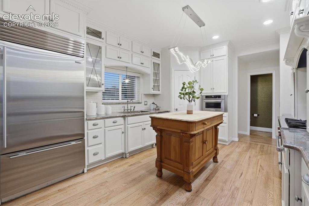 Image 17 of 47: Kitchen
