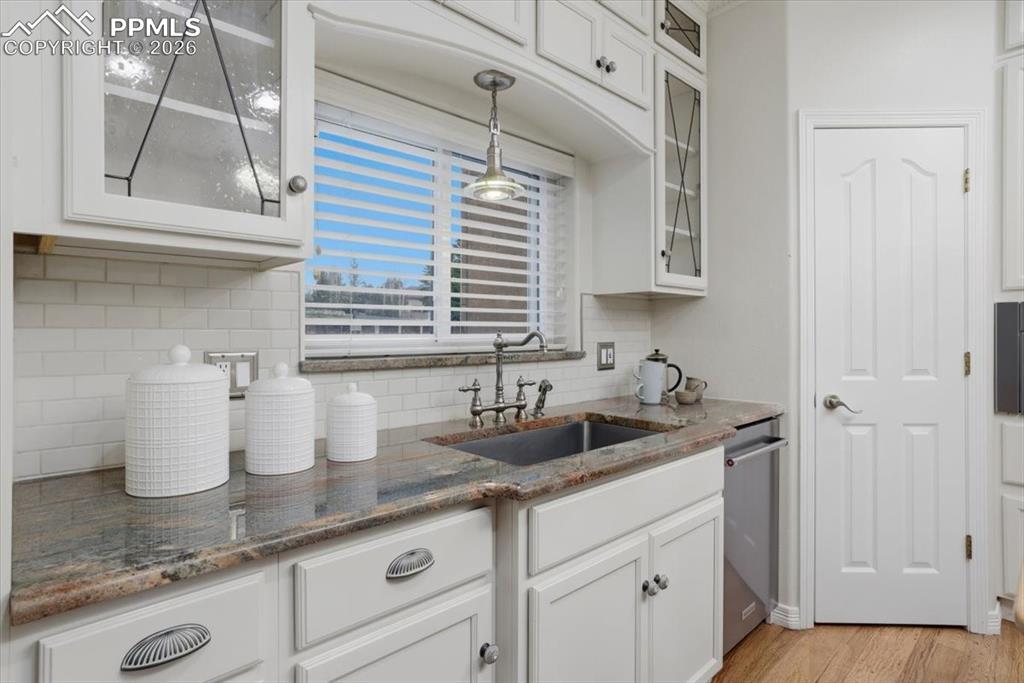 Image 18 of 46: Kitchen