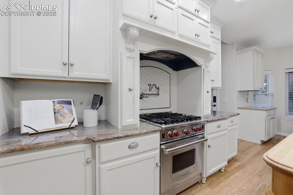 Image 19 of 46: Kitchen