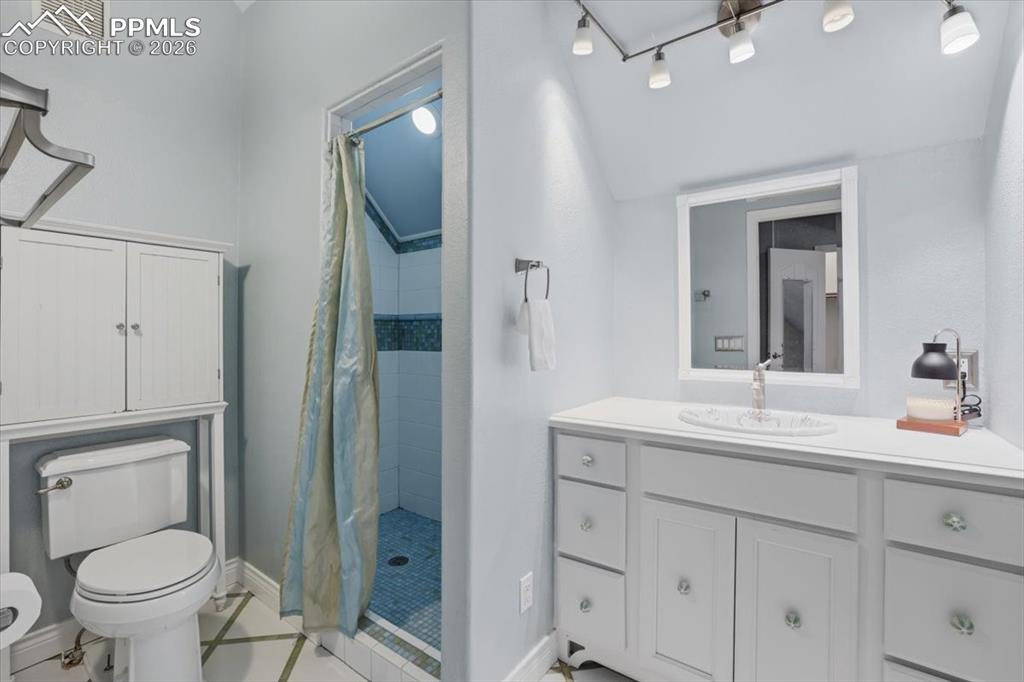 Image 28 of 46: Bathroom