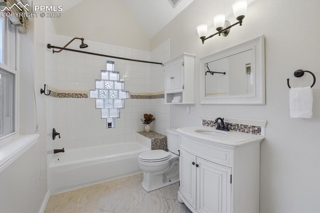 Image 30 of 46: Bathroom