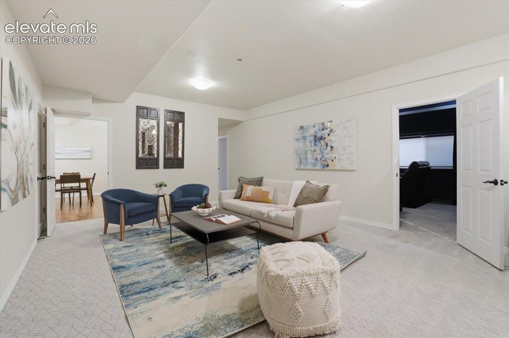 Image 33 of 47: Family Room