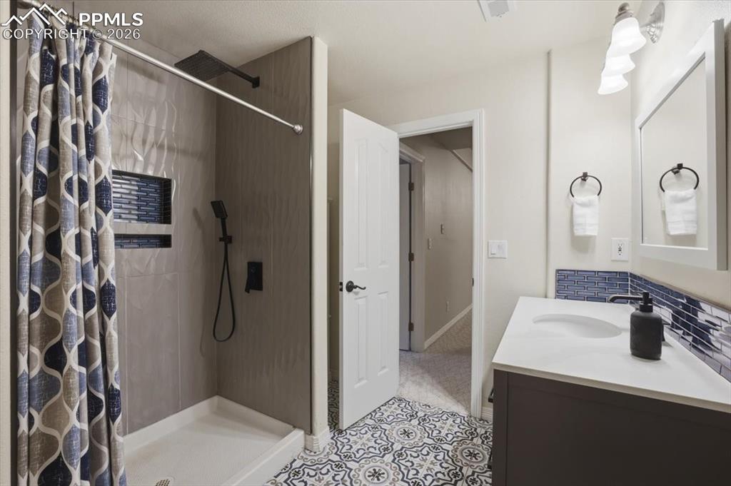 Image 36 of 46: Bathroom