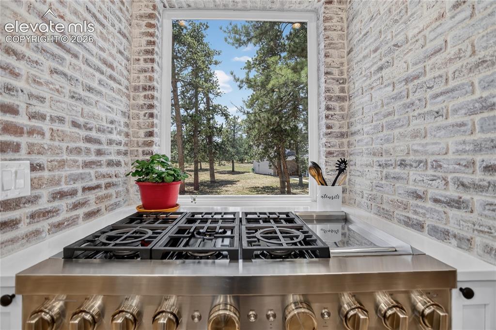 Image 10 of 47: 48" gas range w/ griddle