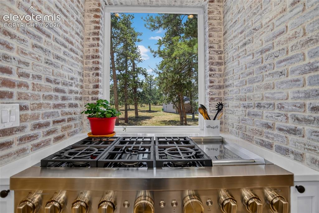 Image 10 of 47: 48" gas range w/ griddle