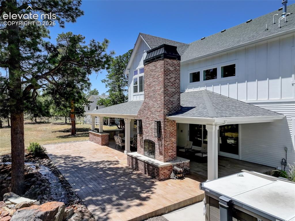 Image 17 of 47: Extensive outdoor space