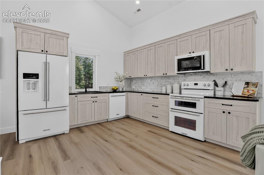 Image 44 of 47: Guest house kitchen