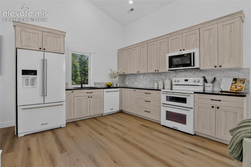 Image 44 of 47: Guest house kitchen