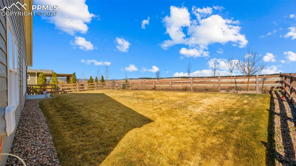 Image 36 of 45: Yard