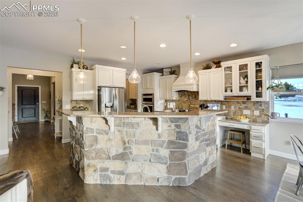 Image 11 of 50: Sizable kitchen to gather around. 