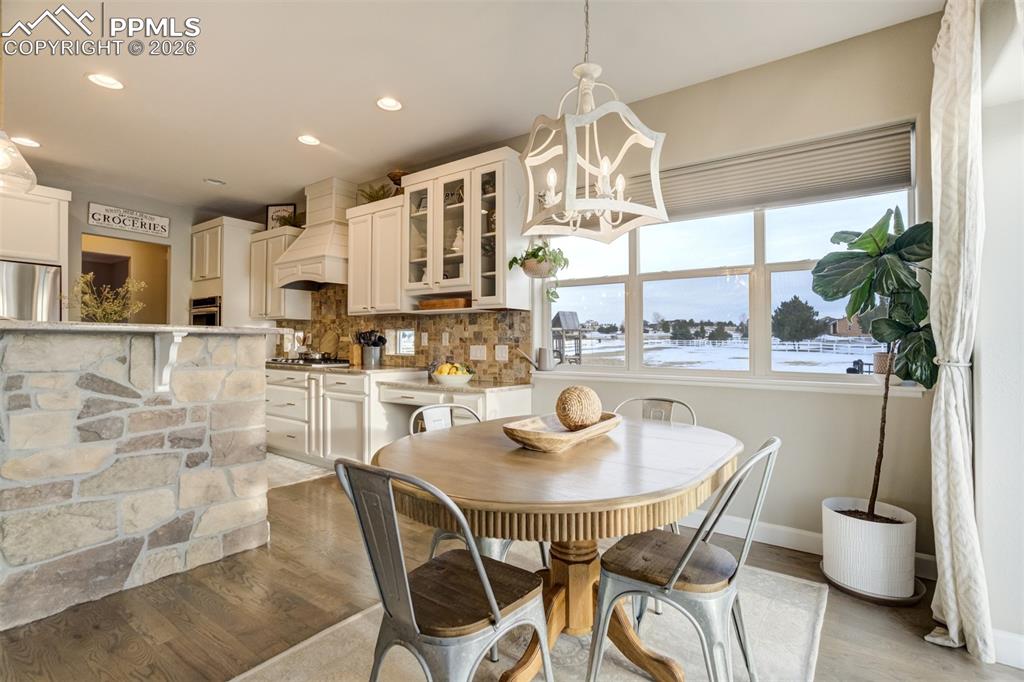 Image 13 of 50: Dining Area