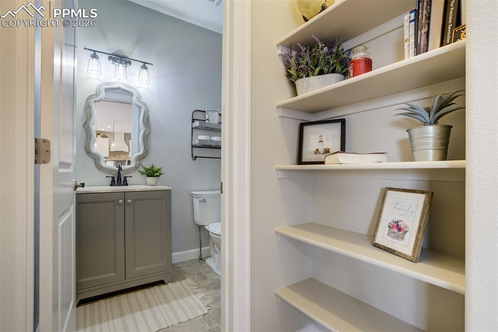 Image 21 of 50: Half bath on the main level. 