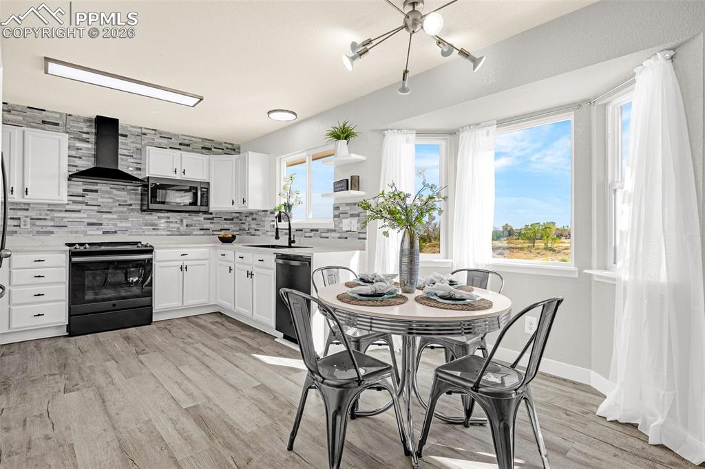 Image 10 of 50: Kitchen