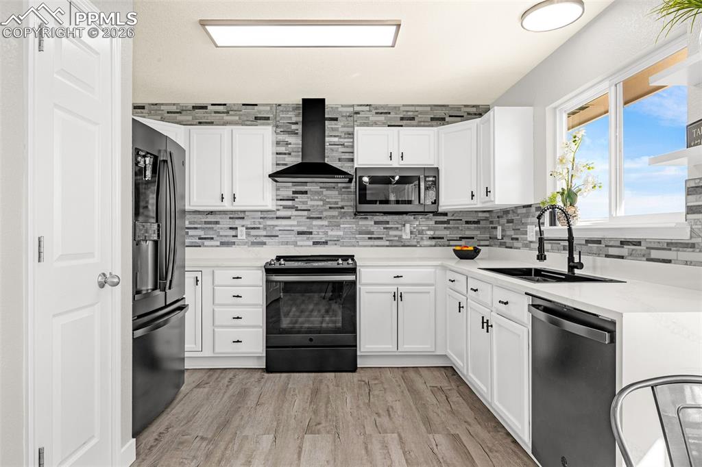 Image 11 of 50: Kitchen