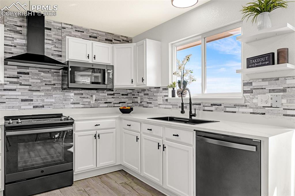 Image 12 of 50: Kitchen