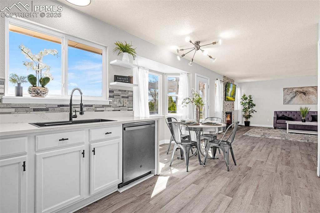 Image 13 of 50: Kitchen