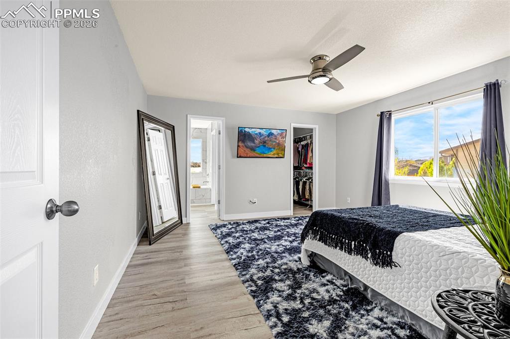 Image 15 of 50: Bedroom