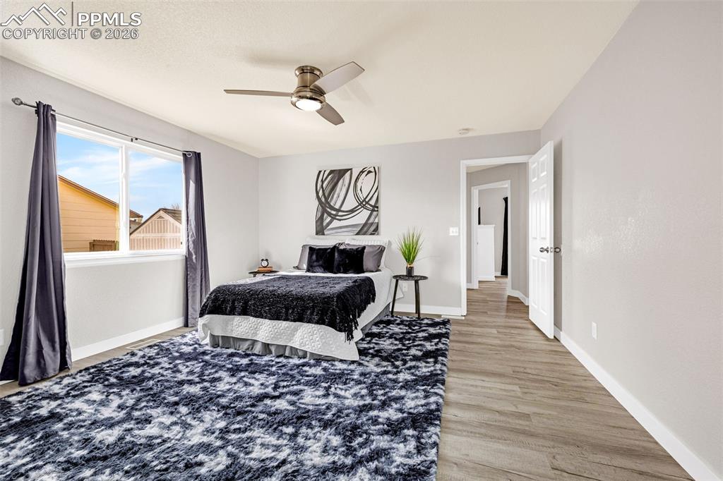 Image 16 of 50: Bedroom