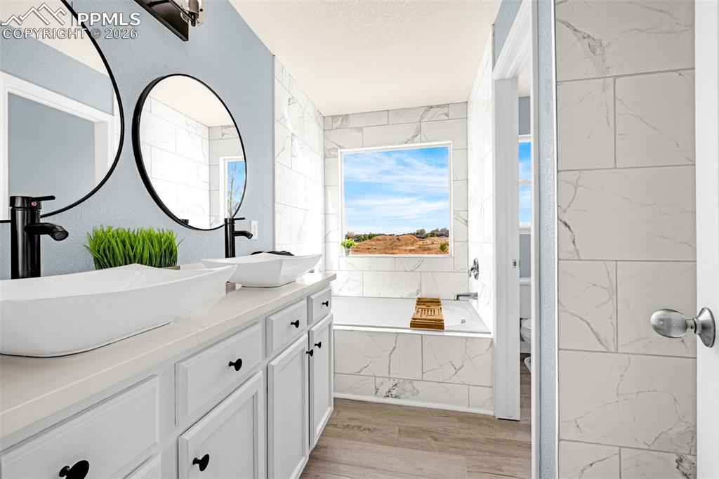 Image 17 of 50: Bathroom