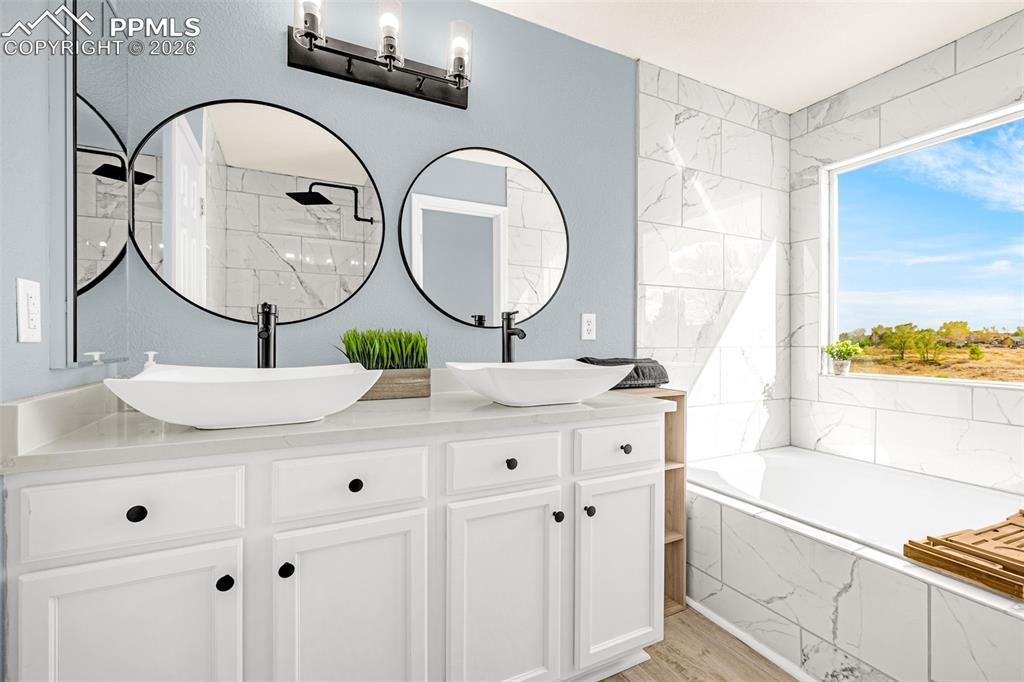 Image 18 of 50: Bathroom