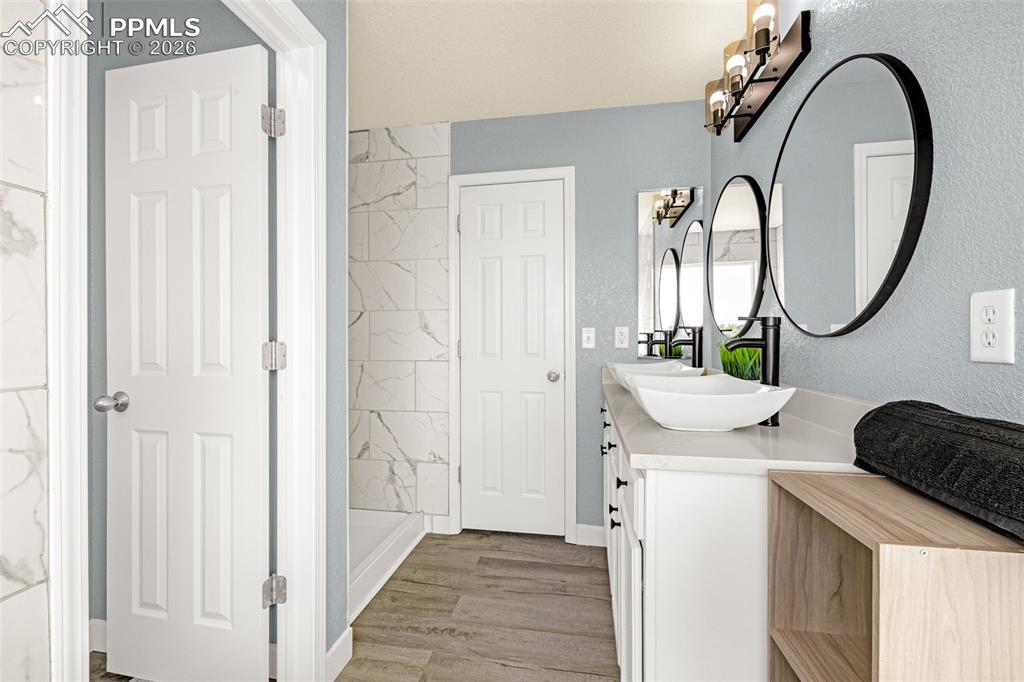 Image 19 of 50: Bathroom