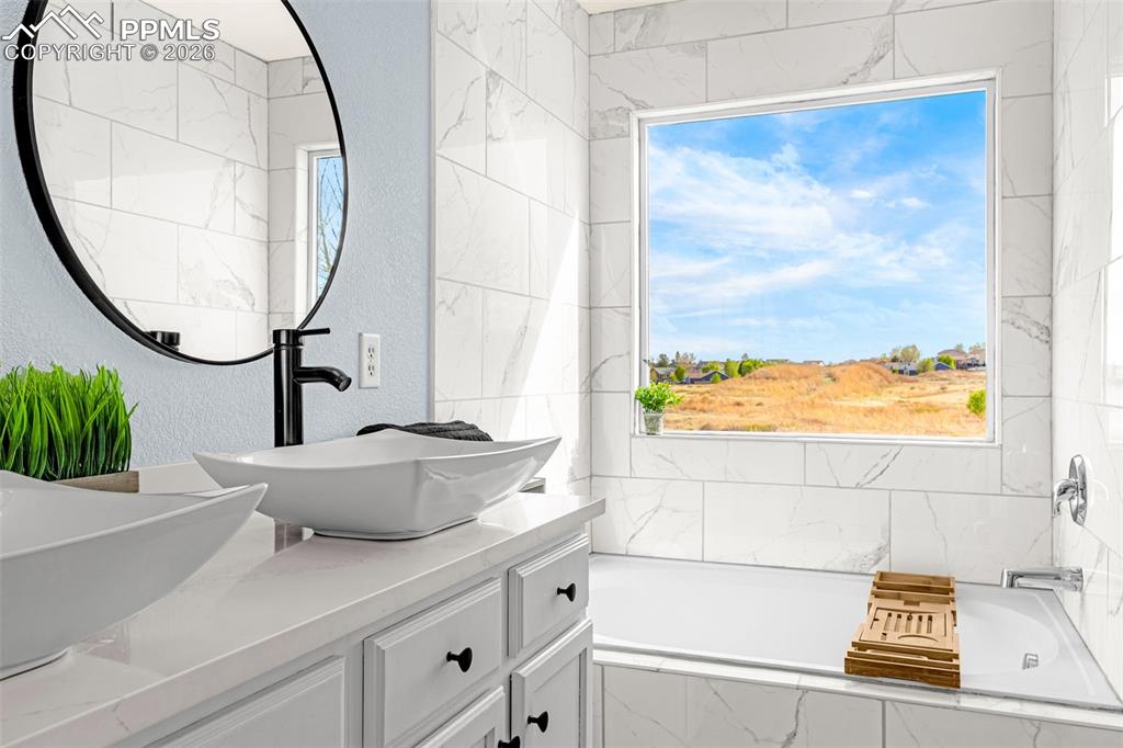 Image 20 of 50: Bathroom