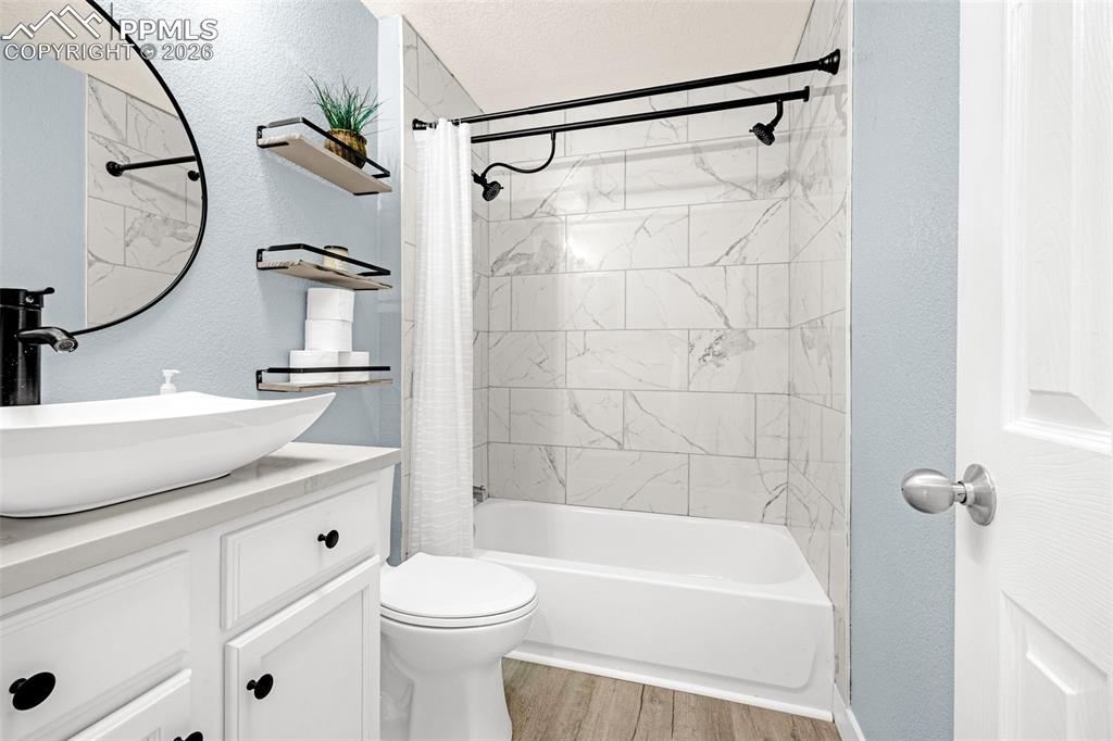 Image 21 of 50: Bathroom