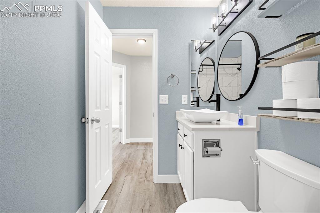 Image 22 of 50: Bathroom