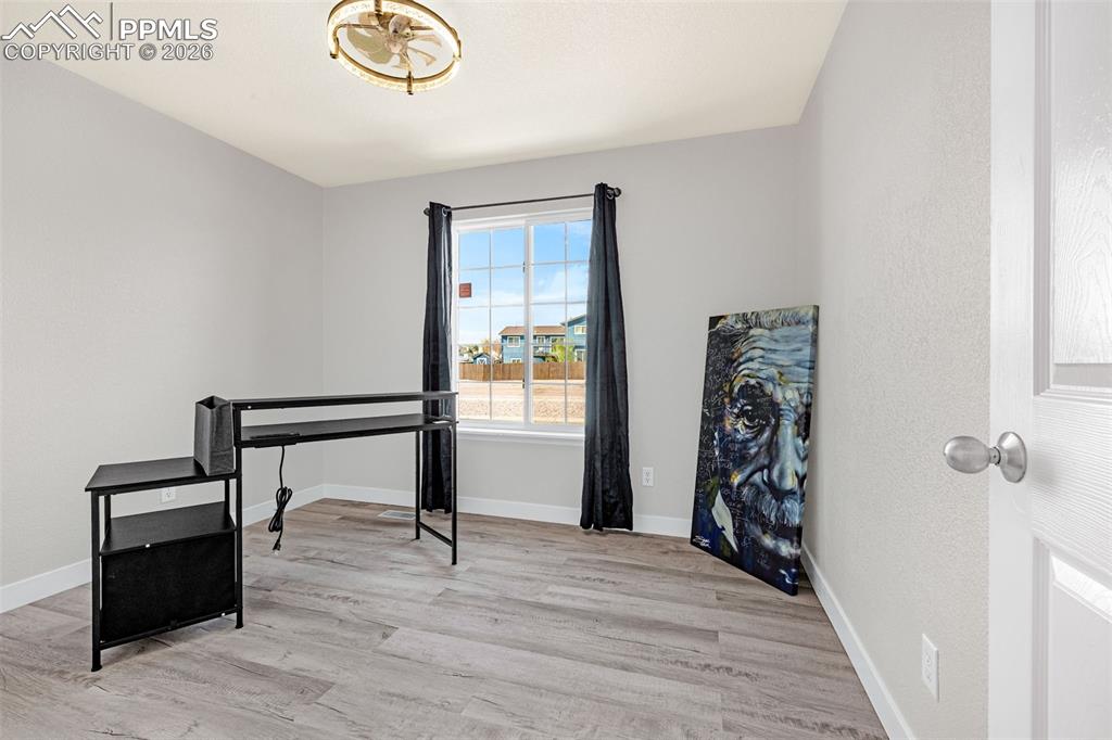 Image 23 of 50: Office