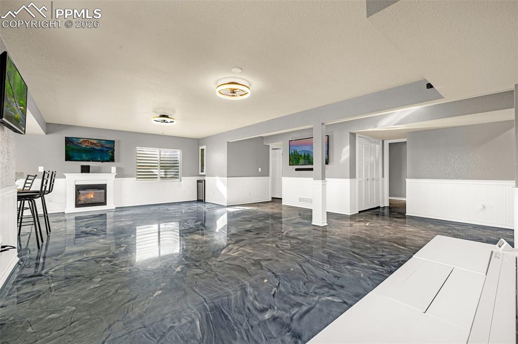 Image 24 of 50: Living Room