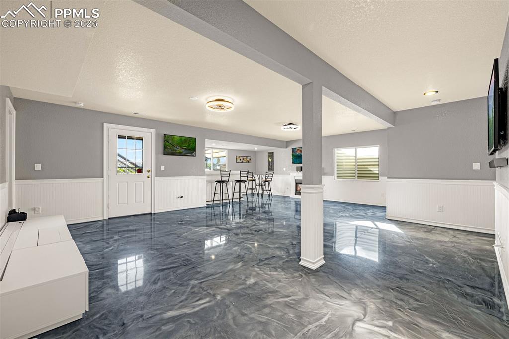 Image 25 of 50: Living Room