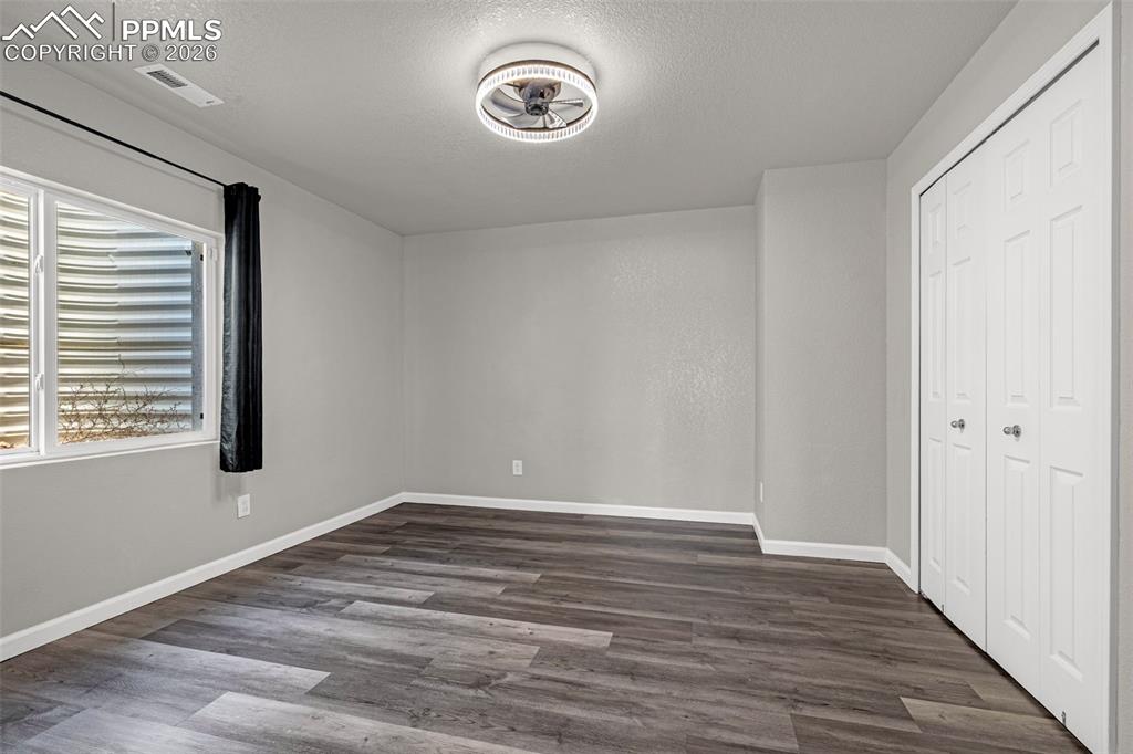 Image 30 of 50: Bedroom