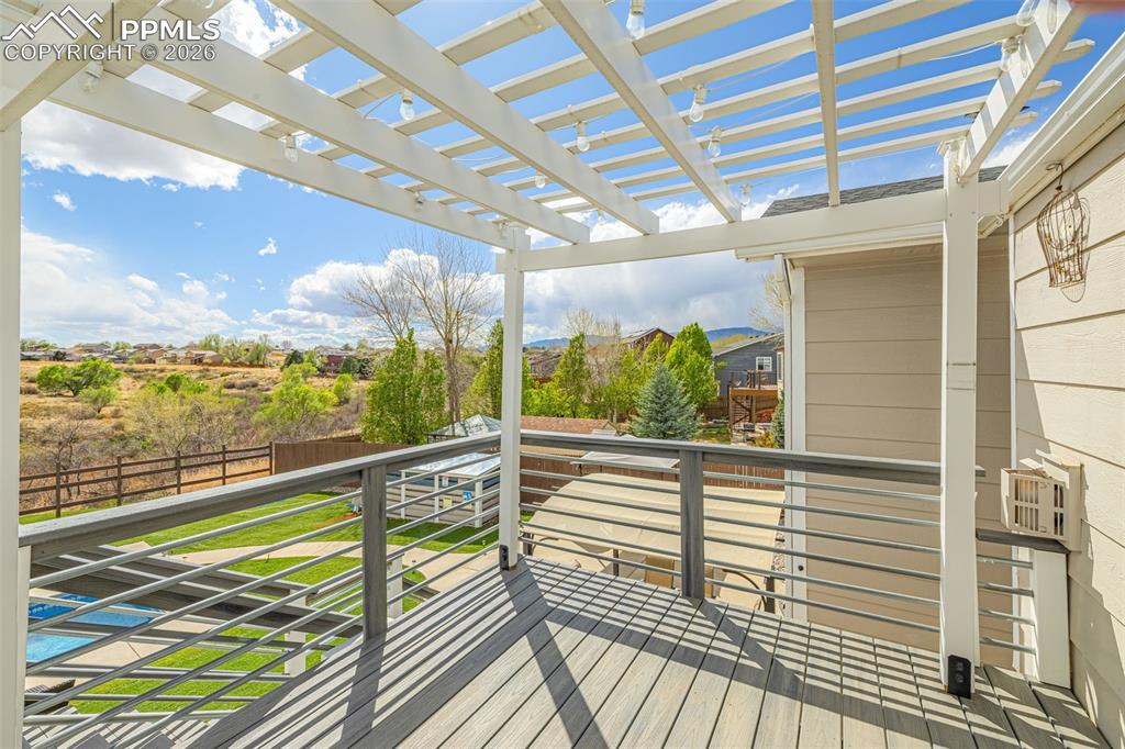 Image 32 of 50: Deck