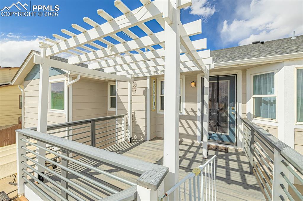 Image 33 of 50: Deck